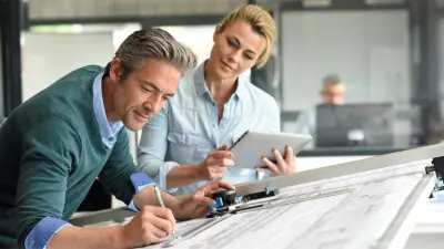 Zwei Männer laufe durch ein Gebäude