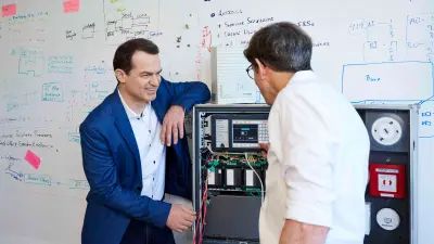 Dr. Marcus Nadenau talking to a Bosch employee