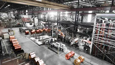 Große Halle, in der Metall verarbeitet wird