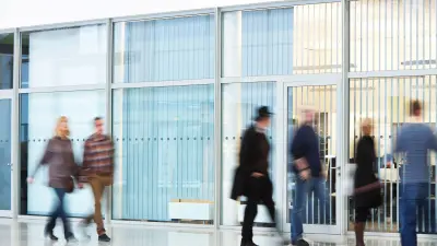 Personen in einer gesicherten Eingangshalle innerhalb einer Smart City