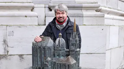 Jan Richarz with a statue of Aachen Cathedral