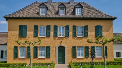 Historisches gelbes Gebäude des Abtshofs, Außenansicht