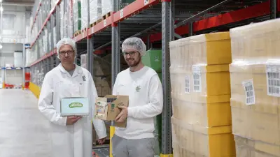 Two employees of Allgäu Milchkäse eG in the warehouse
