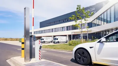 Babor Beauty Group Eschweiler, Außenansicht, Parkplatzmanagementsystem öffnet die Schranke für weißes Auto