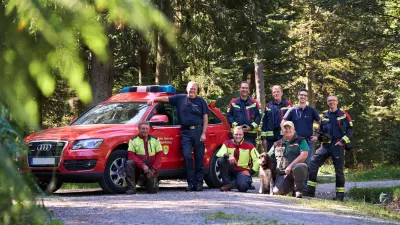 Gruppenfoto von Bosch Mitarbeitern, mit Forst und Feuerwehr Bad Wildbad