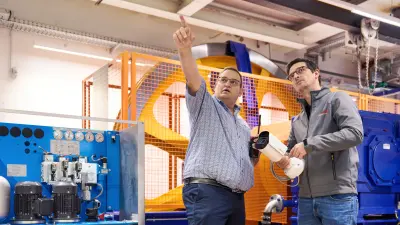 Two people in the engine room of the Sommerbergbahn
