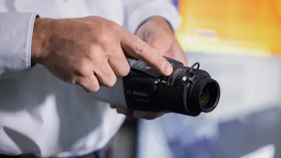 Dozent zeigt Videosystem von Bosch