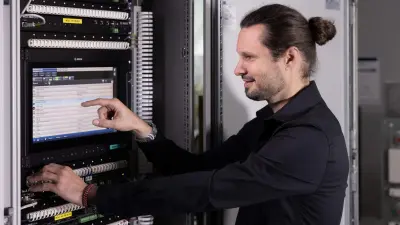 Bosch Trainer parametriert eine Einbruchmeldeanlage