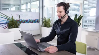 Florian Heilmann hält ein Webinar