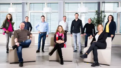 Die Leiterin und neun Trainer der Bosch Security Academy sind in einem Raum versammelt