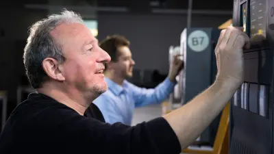 Trainer Thomas Lehder lehrt zu Brandmeldeanlagen, Benjamin Freiberger zu Einbruchmeldeanlagen