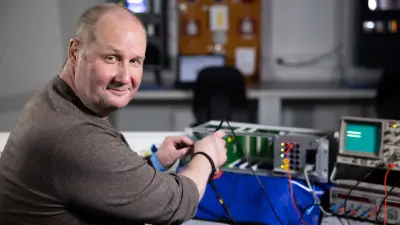 Ulrich Ruhland schult Auszubildende unter anderem zum Thema Brandmeldeanlagen.