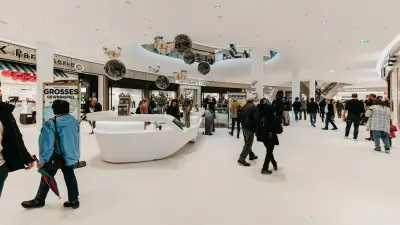Dreiländergalerie Weil am Rhein, shopping center, interior view with passers-by and stores