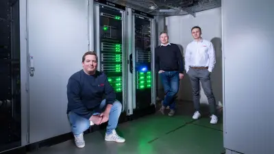 Michael Huck mit den beiden Bosch-Kollegen vor der PRAESENSA-Anlage