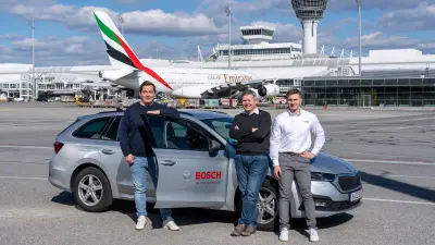 Das Bosch-Team steht mit Michael Huck von der Flughafen München GmbH auf dem Vorfeld des Flughafens
