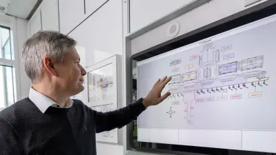 Michael Huck bedient das Feuerwehrtableau.