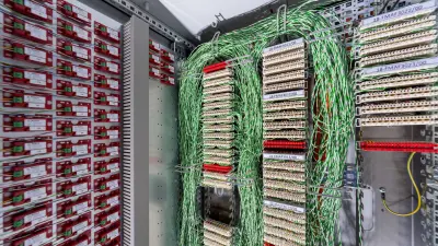 Verkabelung in den Zentralenschränken in einem der Technikräume