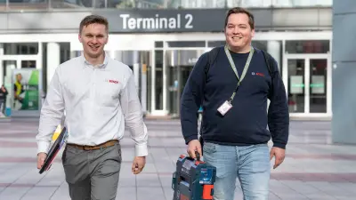 Florian Halsner und Alexander Schäffl von Bosch gehen durch die Passage beim Terminal zwei