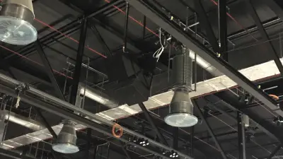 An der Decke installierte Beschallungssysteme in der Kia Metropol Arena Nürnberg