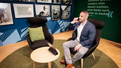 Marius Kaiser sits in the lounge of the Service & Supply Chain Campus in Stuttgart-Feuerbach and talks on the phone