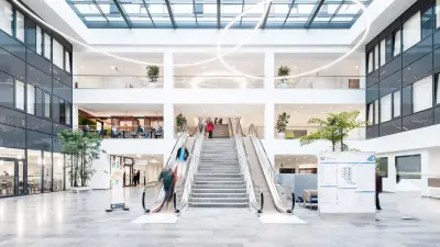 Eingangsbereich der des RHÖN-KLINIKUM Campus Bad Neustadt mit Gebäudeautomation