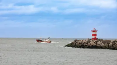 Boot in Hafeneinfahrt Scheveningen
