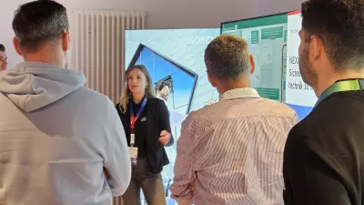 Ines Schittenhelm von Bosch Energy and Building Solutions bei einer Präsentation der NEXOSPACE Services mit Zuhörern