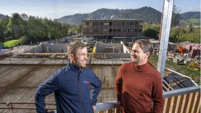 Bosch employee Felix Böttcher and managing director Michael Danner-von Wilpert from Sozialwerk
