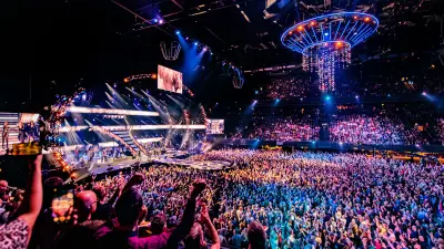 At night, the cube of the Ziggo Dome flashes in the southeast of Amsterdam, visible from afar. Almost daily, thousands of fans beat a path to this nearly 8,000-square-meter facility in the Dutch metropolis. It is the first choice for topnotch events ranging from pop concerts across techno raves all the way to comedy performances. The arena ranks among Europe’s largest, with room for up to 17,000 people. “As the operators, we have a huge responsibility,” says Emile Rietveld, who is in charge of occupational safety and security. “The stage systems have changed a lot since the Ziggo Dome opened in 2012. The lightshows with brilliant strobes were more than the original video cameras could handle. So we decided to give our security concept a makeover.“