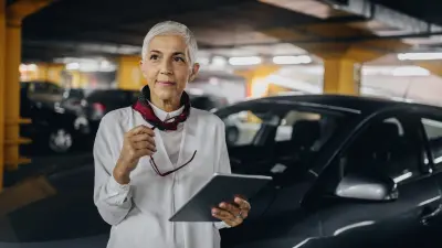 Frau mit Tablet im Parkhaus