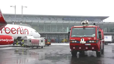 Ein Flugzeug wird auf dem Airport-Gelände beladen