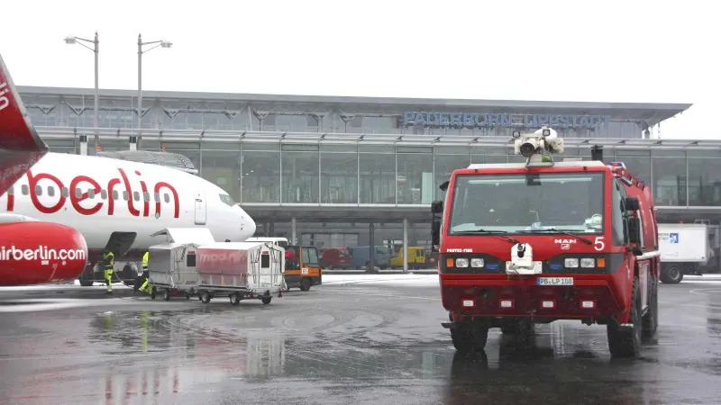 Ein Flugzeug wird auf dem Airport-Gelände beladen