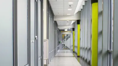 Hinweisschilder weisen im Gebäude den Weg zu den Gates