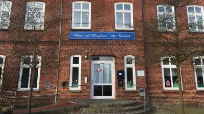 Eingang zum Gebäude des Alten- und Pflegeheims Am Bestetal