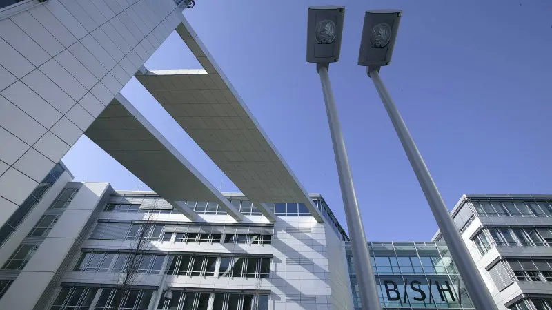 Außenansicht der Firmenzentrale mit Blick von unten nach oben