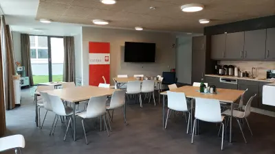 Gebäude von innen, Caféteria mit Stühlen und Tischen