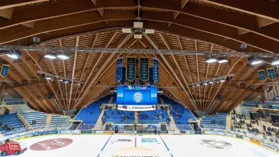 Davos Eissporthalle von innen mit Zuschauern auf der Tribüne