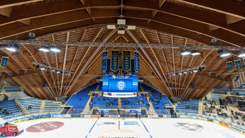 Davos Eissporthalle von innen mit Zuschauern auf der Tribüne