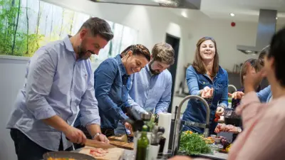 Eine Gruppe von Menschen kocht in einer Küche