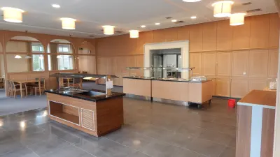 Eine Gruppe von Menschen kocht in einer Küche