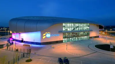 Außenansicht des ISS DOME bei Nacht