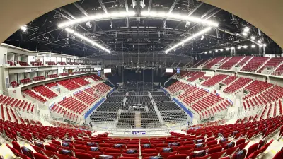 Innenraum des ISS DOME mit leeren Sitzreihen