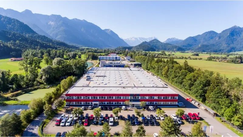 Luftaufnahme des Unternehmensgebäudes der Kern Microtechnik GmbH