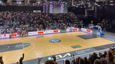 Kia Metropol Arena von innen während eines Basketballspiels