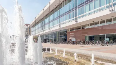 Eingang zum Haus der Bayerischen Wirtschaft