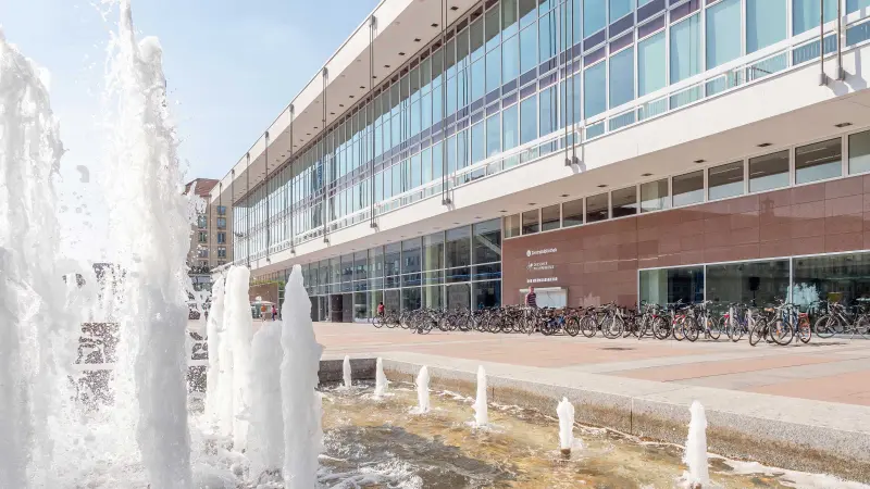 Eingang zum Haus der Bayerischen Wirtschaft