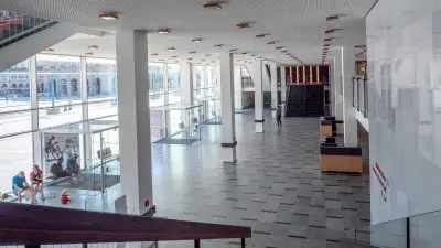 Besucher stehen und sitzen im Foyer des Kulturpalastes