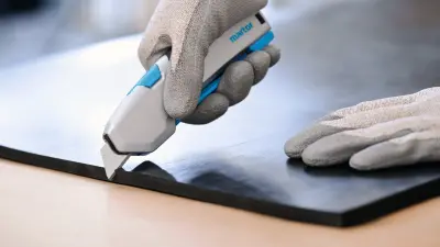 Hände führen ein Schneidewerkzeug von MARTOR