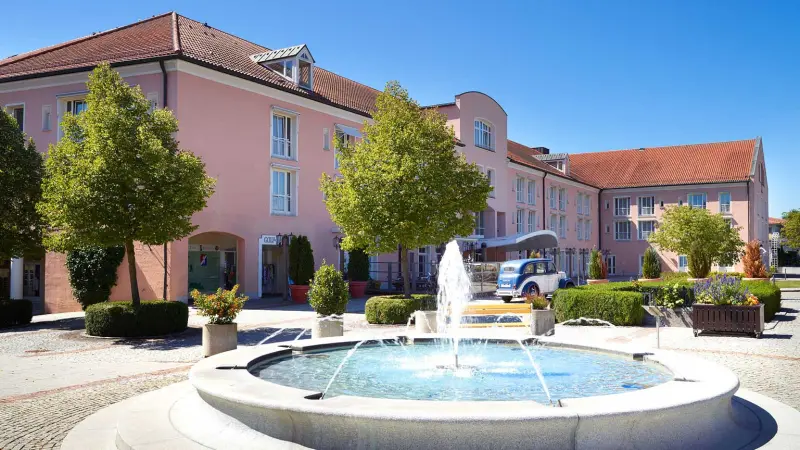 Außenansicht des Hotelgebäudes mit Springbrunnen