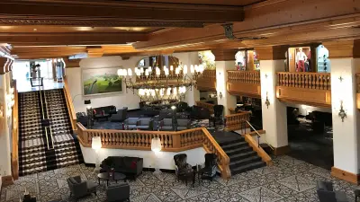 Hotellobby mit gemütlichen Sitzgelegenheiten